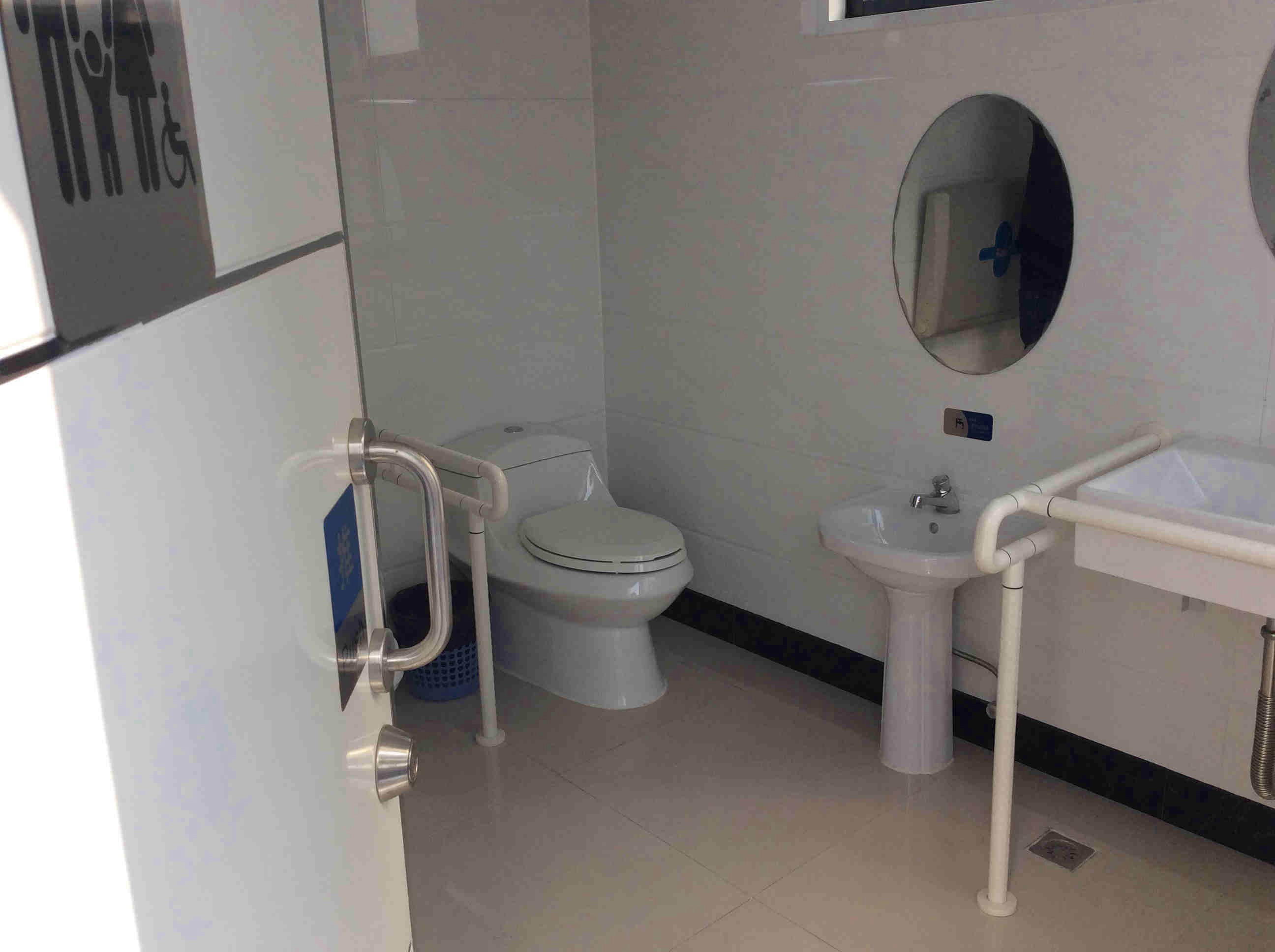 上海松江水冲直排式厕所